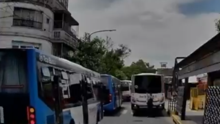 El video evidencia que el inspector cayó al suelo y quedó atrapado debajo del paragolpes delantero.