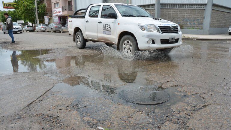 Denuncian hasta tres desbordes de cloacas por mes