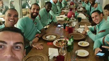 La imagen de Ronaldo con los muchachos. La imagen de Ronaldo con los muchachos.