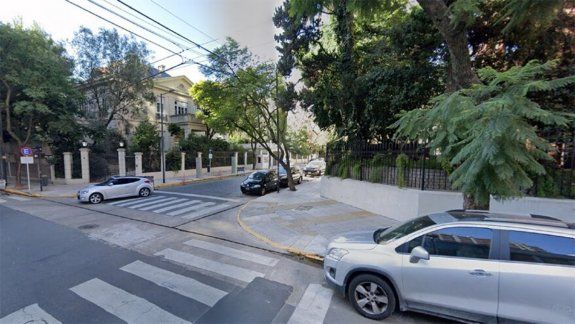 Balearon en el rostro a un abogado de 72 años y se salvó de milagro