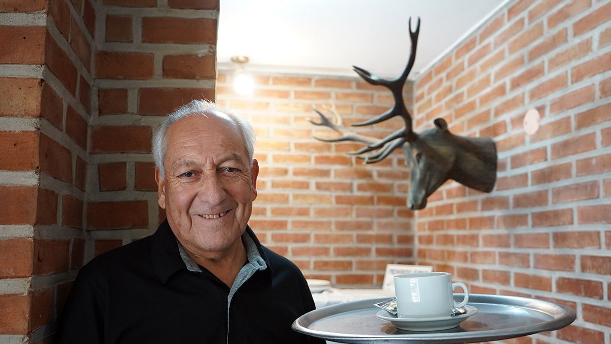 El mozo más antiguo que se codeó con la política de Neuquén cuenta el secreto de un buen café thumbnail