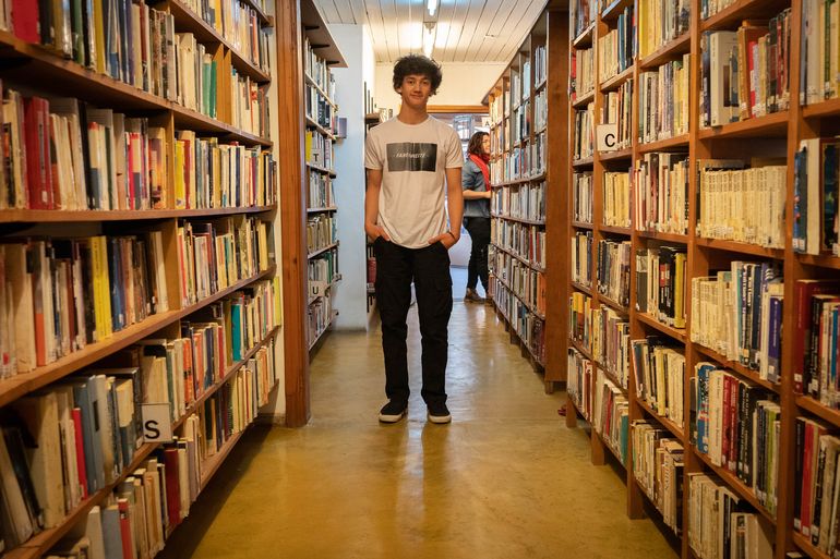 “Me gustaría ser escritor, es algo que me apasiona pero también me gustan otras cosas como el teatro y la música, toco la batería. Mi papá tiene una banda y el otro día pudimos hacer un tema juntos y sonó bastante bien. Está muy bueno compartir con mis papás estas inquietudes artísticas porque desde chico me transmitieron el gusto y el placer por el arte”, explica Mateo que cursa el cuarto año en el colegio San Pablo en San Martín de los Andes.