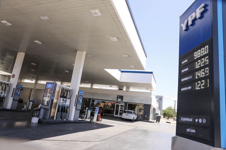 Las estaciones de servicio amanecieron con precios nuevos y vacías en Neuquén. Las estaciones de servicio amanecieron con precios nuevos y vacías en Neuquén.