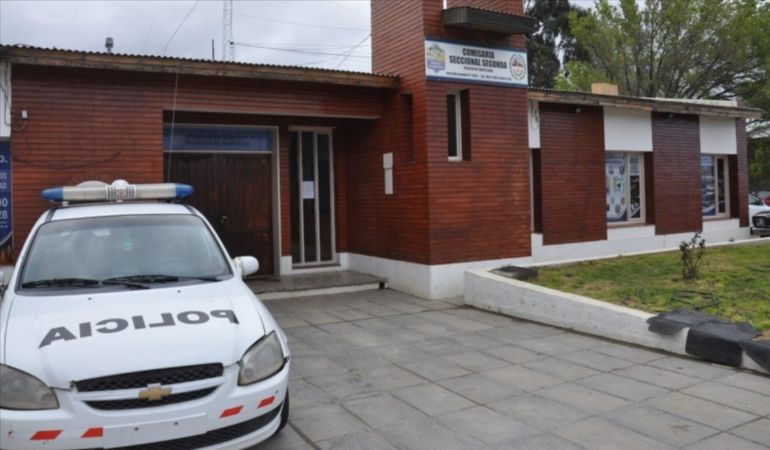 El hombre armado con un cuchillo que se dirigía al lugar del crimen fue reducido y trasladado a la Comisaría 2da de Caleta Olivia. El hombre armado con un cuchillo que se dirigía al lugar del crimen fue reducido y trasladado a la Comisaría 2da de Caleta Olivia.