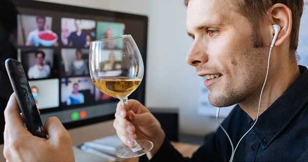 Covid-19: ¿Se puede tomar alcohol tras recibir la vacuna?