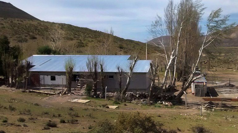 El establecimiento educativo está a 40 kilómetros de Piedra del Águila.