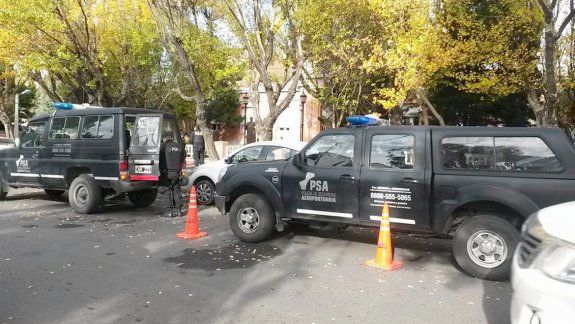 Efectivos de seguridad, ayer, durante el allanamiento.