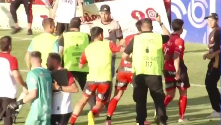 Los hinchas de Deportivo Maipú invadieron la cancha y se agarraron a piñas con sus jugadores