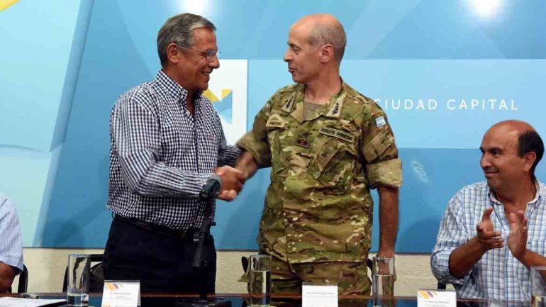 La calle topa con un alambrado que marca el límite con las tierras del Ejército.