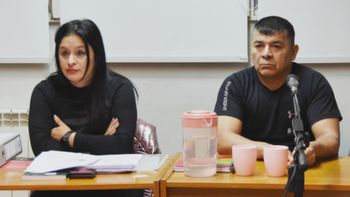 El imputado Oscar Ferreyra junto a su abogada en la audiencia de este lunes en Trelew. El imputado Oscar Ferreyra junto a su abogada en la audiencia de este lunes en Trelew.