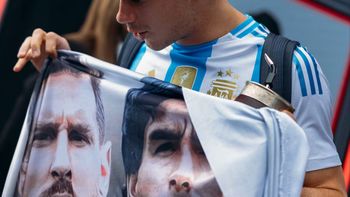 la impactante bandera de franco colapinto dedicada a messi y maradona antes de la final del mundial la impactante bandera de franco colapinto dedicada a messi y maradona antes de la final del mundial