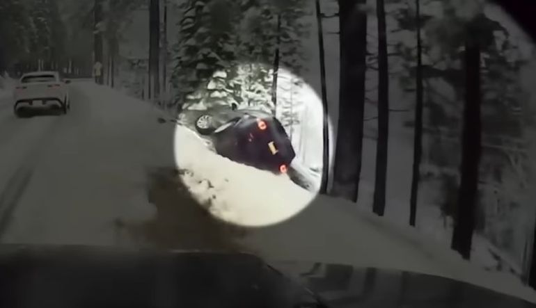 El auto perdió el control a raíz del estado que presentaba la ruta debido a las condiciones climáticas adversas. El auto perdió el control a raíz del estado que presentaba la ruta debido a las condiciones climáticas adversas.