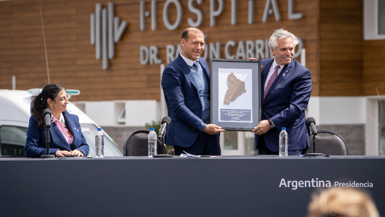 Apostillas, política y el recuerdo de Luz Sapag en la visita de Alberto