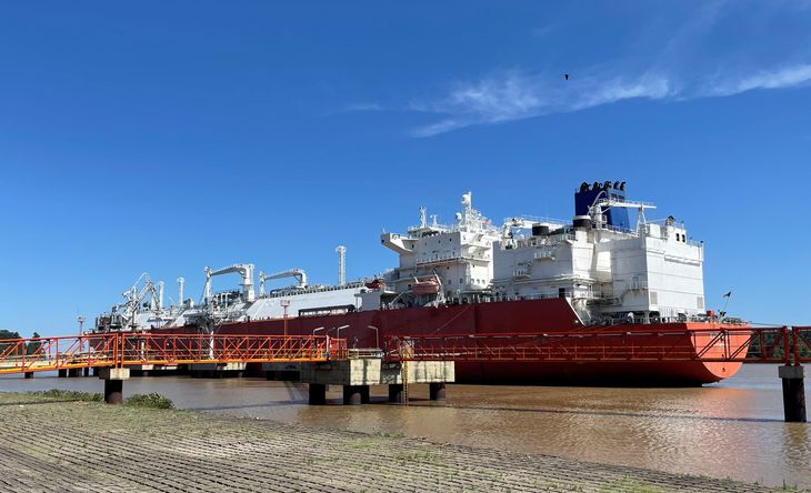 La unidad de almacenamiento y regasificaci&oacute;n flotante, Expedient, un barco que pertenece a Excelerate Energy, en el puerto de Escobar.