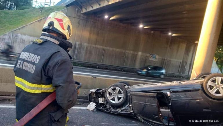 Caos en la General Paz: conductor borracho chocó tres autos, volcó y huyó a pie
