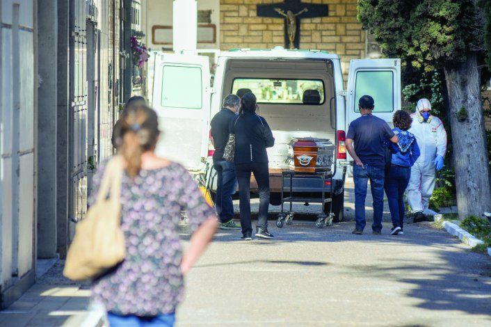 En la ciudad, se duplicaron los ingresos al cementerio. Todo a causa de las muertes por coronavirus. De igual manera sucede con otras ciudades.
