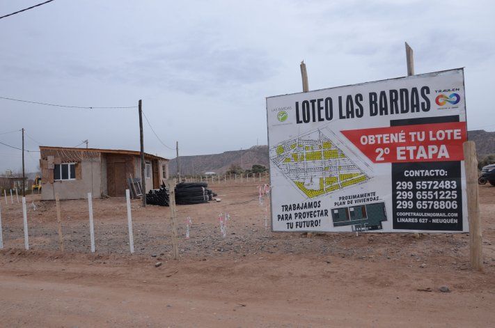 El loteo las bardas no tiene conexión de servicios básicos.