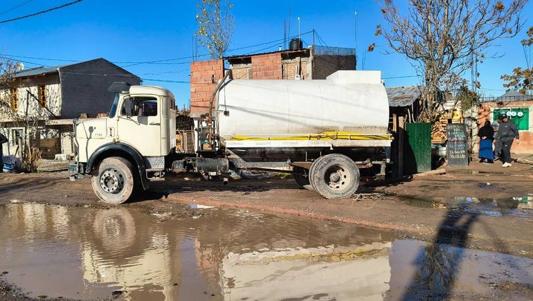 El camión hizo marcha atrás y destruyó parte de una vivienda.