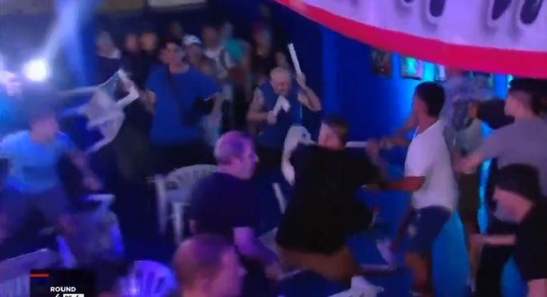 Boxeo: suspenden una pelea televisada por piñas entre barras de fútbol en el ringside