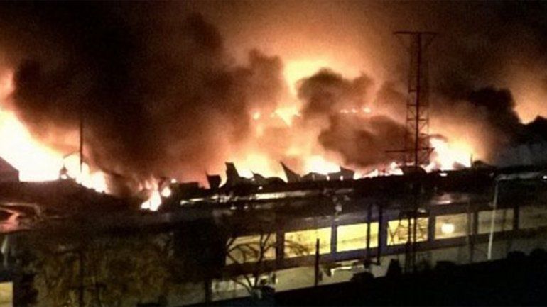 Impresionante incendio en la feria La Saladita