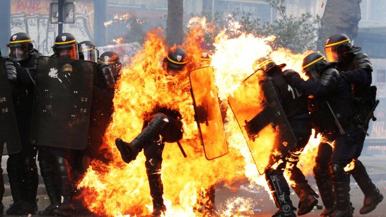 Hubo gases lacrimógenos en la represión policial contra encapuchados.