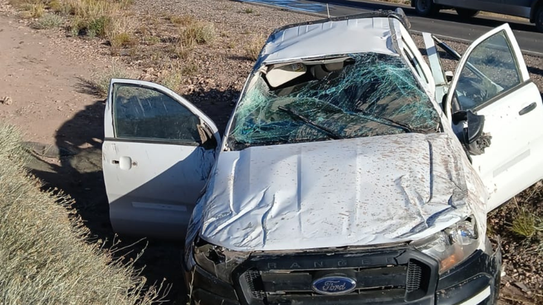 El grave accidente de tránsito ocurrió en Ruta 51 camino al Lago Mari Menuco. | LM Neuquen El grave accidente de tránsito ocurrió en Ruta 51 camino al Lago Mari Menuco.