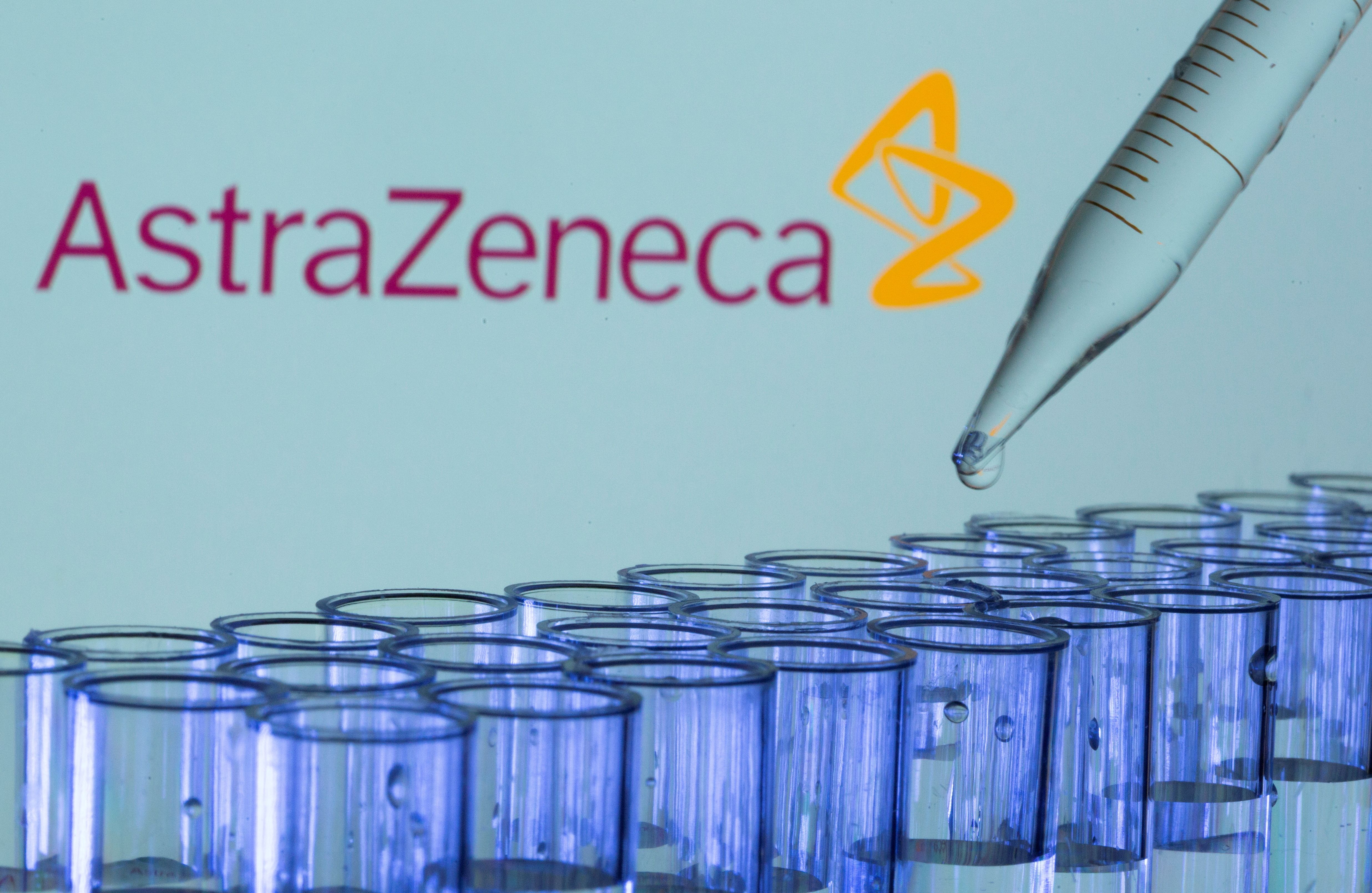 Ilustración fotográfica de tubos de ensayo junto al logo de AstraZeneca. 21 mayo 2021. REUTERS/Dado Ruvic