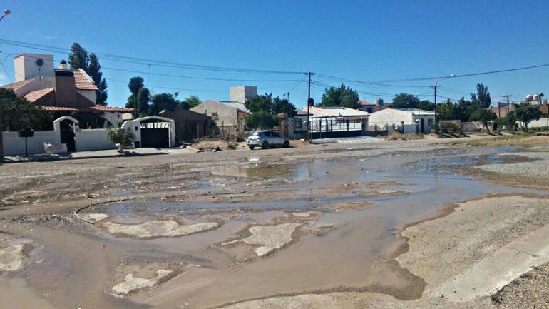 La rotura del caño generó un río desagradable. Luego fue solucionada.