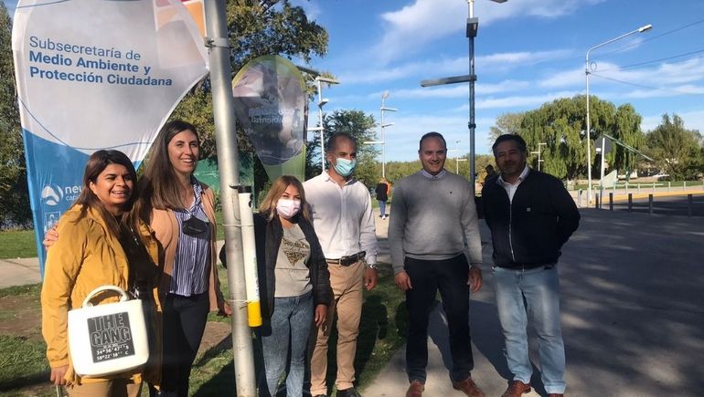Instalan colilleros para evitar que los cigarrillos contaminen el río