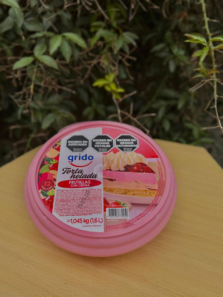 Grido aprovechó el lanzamiento de su nueva torta helada de frutillas con crema para alertar sobre el uso inadecuado del envase. 