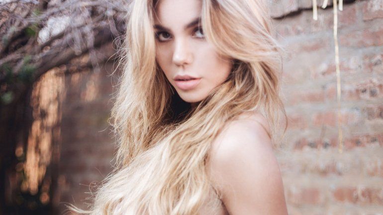 Una rubia que invita a pasear