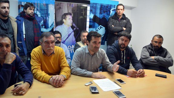 Darío Martínez, ayer, en conferencia de prensa, dio a conocer los detalles de la denuncia contra el Presidente.&nbsp;