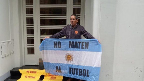 se encadeno en la afa  tras el robo a su equipo