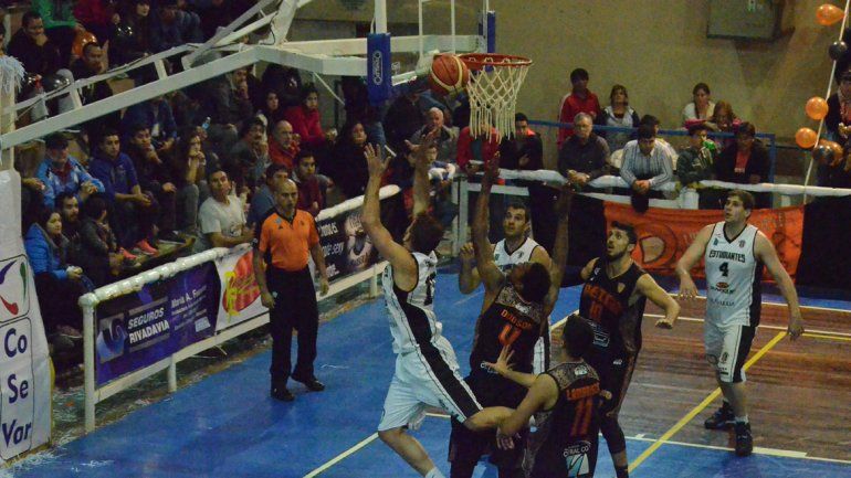 Petrolero ganó y prolongó su ilusión