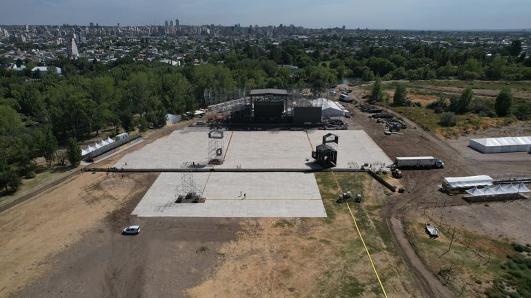 El escenario principal de la Fiesta de la Confluencia. Foto: Pablo Albornoz. El escenario principal de la Fiesta de la Confluencia. Foto: Pablo Albornoz.