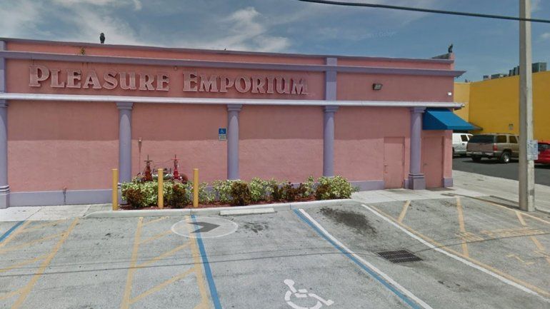 Presos por tener sexo en local de juguetes eróticos