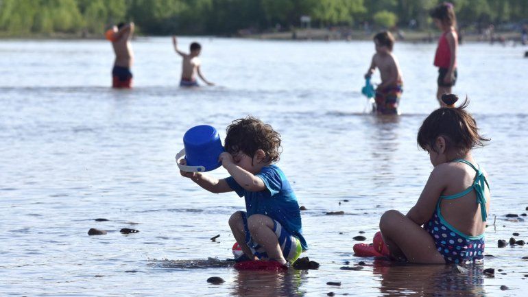 El agua aún se ve de color marrón y en algunos balnearios el barro no invita a un baño.&nbsp;