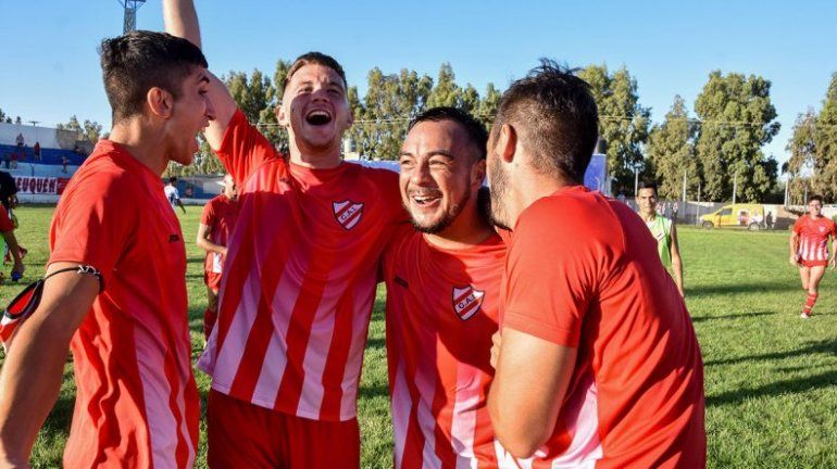 Los pibes de Independiente, festejando el triunfo en la final patagónica ante Newbery.