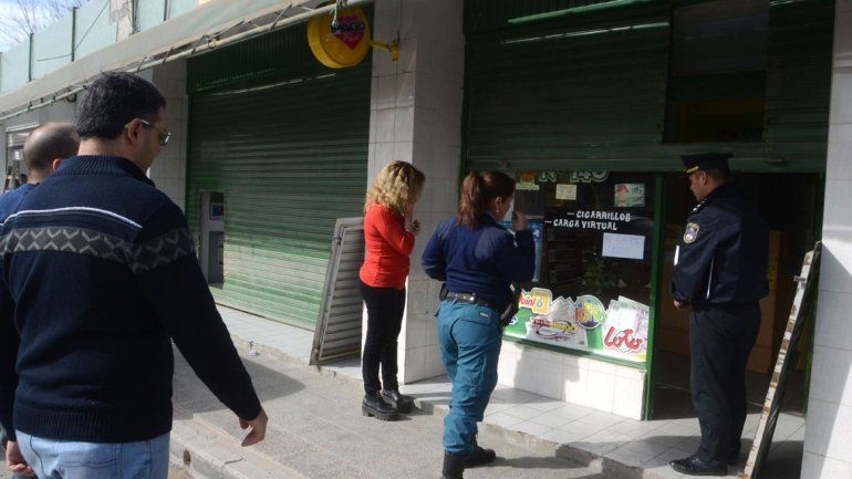 El ladrón rompió las rejas de una ventana y fue directo a la caja fuerte