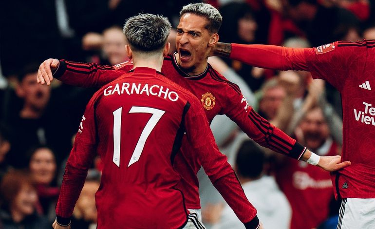 Antony y Garnacho festejan uno de los goles de la noche en Old Trafford.&nbsp;