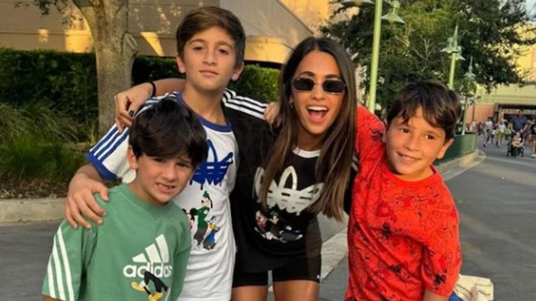 Antonela Roccuzzo y sus hijos en Disney Antonela Roccuzzo y sus hijos en Disney