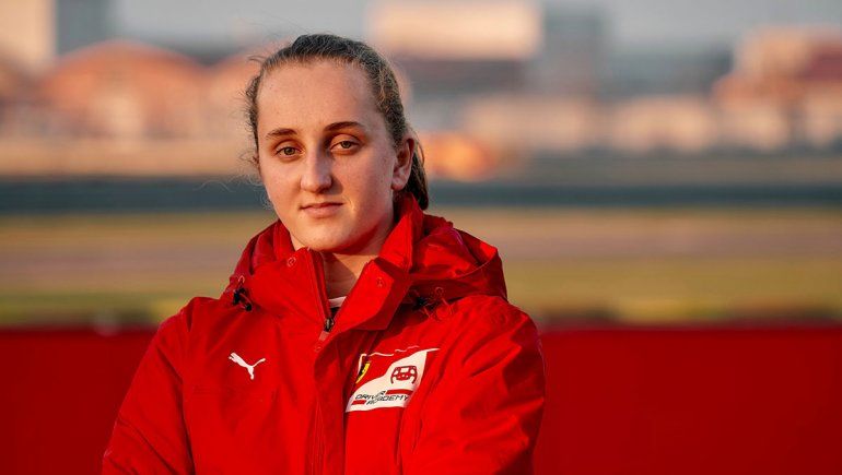Maya Weug es la primera mujer piloto en sumarse a la Ferrari Drive Academy