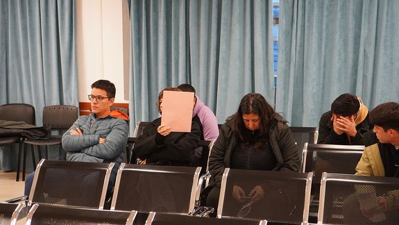 Los estafadores al parecer sintieron vergüenza, agacharon la cabeza y cubrieron sus rostros.