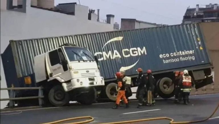 El camión quedó colgado en la autopista. Evacuaron un jardín de infantes que estaba a pocos metros.