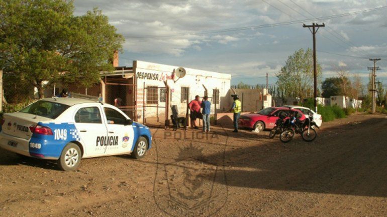 Tomaba una cerveza afuera de un almacén y lo apuñalaron