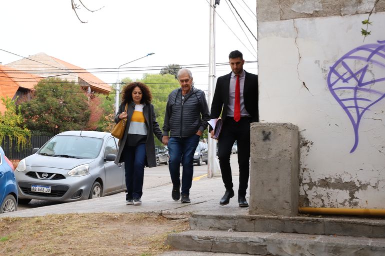 Pedro Nardanone llega al Juzgado Federal 2 con su pareja y uno de sus abogados. Pedro Nardanone llega al Juzgado Federal 2 con su pareja y uno de sus abogados.