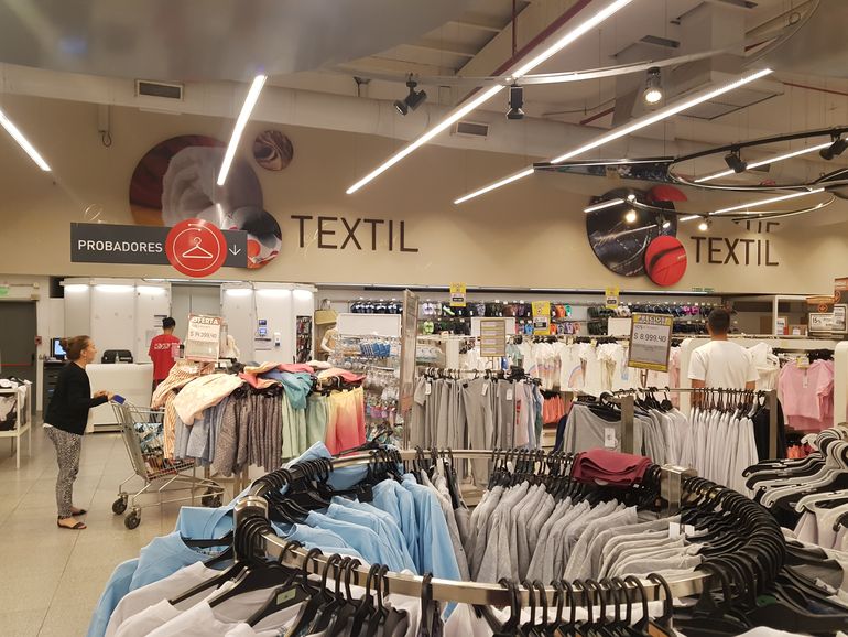 La facturación por indumentaria y calzado de diciembre creció 172% interanual en diciembre. La facturación por indumentaria y calzado de diciembre creció 172% interanual en diciembre.