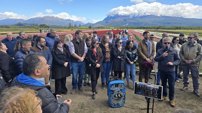 El gobernador Ignacio Torres (de campera beige) participó en la inauguración de la temporada 2025 del campo de tulipanes de Trevelin. El gobernador Ignacio Torres (de campera beige) participó en la inauguración de la temporada 2025 del campo de tulipanes de Trevelin.