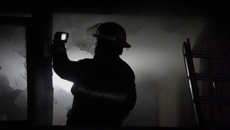 Bomberos Voluntarios en plena acción. Bomberos Voluntarios en plena acción.