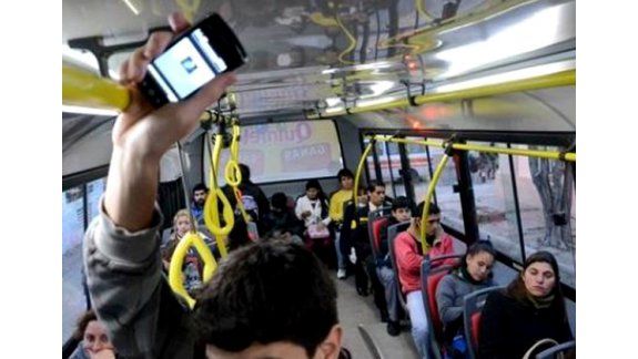 ¿Aprueba que se obligue a pasajeros a usar auriculares para escuchar música?